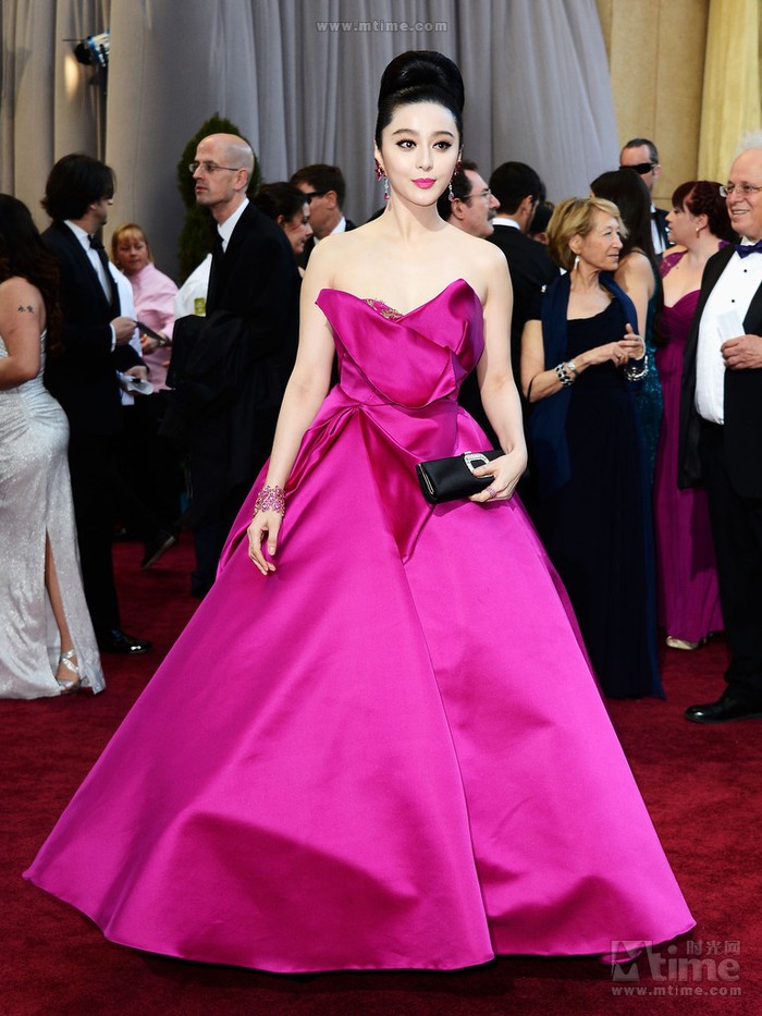 Phạm Băng Băng xuất hiện tại thảm đỏ Oscar năm nay trong trang phục hồng cánh sen quý phái để lộ bờ vai trần.